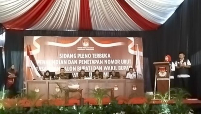 
 Calon Bupati Tanggamus Pilkada 2024, Dewi Handajani saat menyampaikan ucapan usai pengundian nomor urut di KPU Tanggamus, Senin 23 September 2024 | Herdi/Media Prioritastv.com.