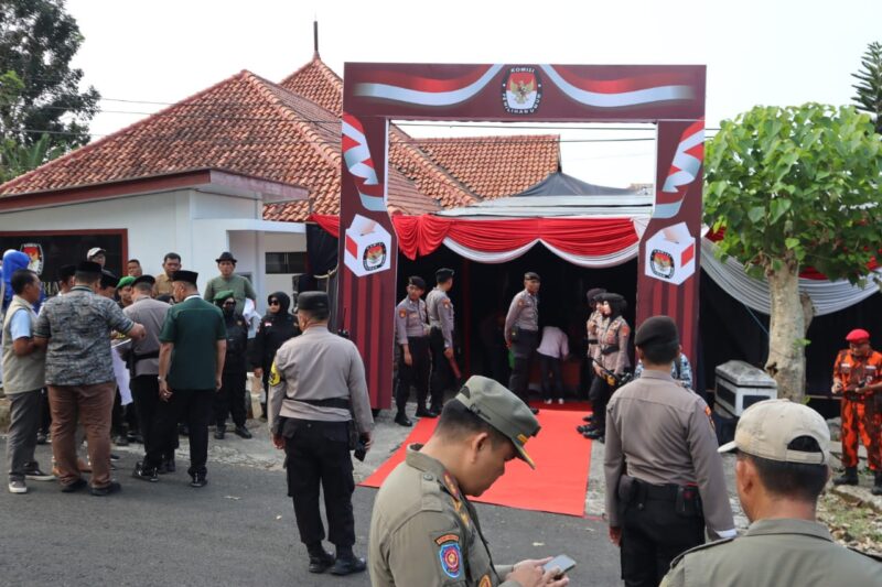 Pengamanan penetapan nomor urut pasangan calon Bupati dan Wakil Bupati Tanggamus di kantor KPU setempat, Senin 23 September 2024.