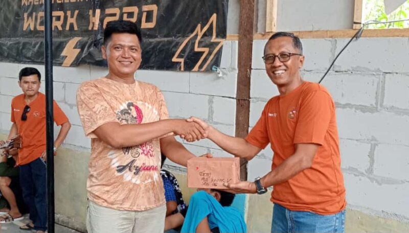 Penyerahan hadiah lomba gantangan STMJ di Talang Padang, Minggu 22 September 2024.