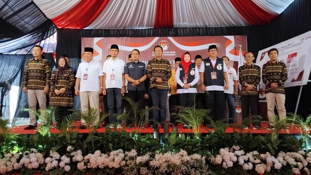 Foto bersama KPU, Bawaslu, Calonkada usai deklrasi kampanye damai Pilkada 2024, Senin 23 September 2024 | Herdi/Media Prioritastv.com.