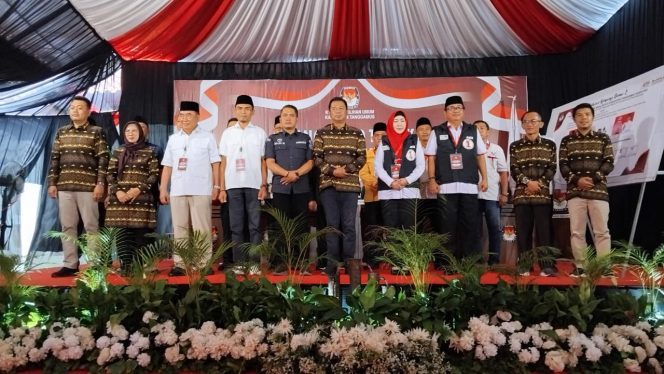 
 Foto bersama KPU, Bawaslu, Calonkada usai deklrasi kampanye damai Pilkada 2024, Senin 23 September 2024 | Herdi/Media Prioritastv.com.