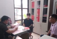 Tersangka Royani (Tengah Pakai Masker) saat dilimpahkan ke Cabang Kejaksaan Negeri Talang Padang, Tanggamus, Senin 23 September 2024.