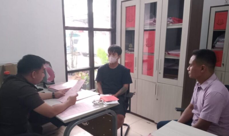 Tersangka Royani (Tengah Pakai Masker) saat dilimpahkan ke Cabang Kejaksaan Negeri Talang Padang, Tanggamus, Senin 23 September 2024.