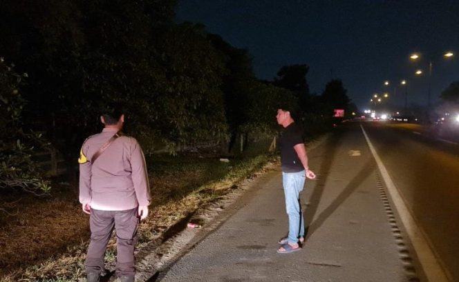 
 Polisi saat mendatangi lokasi penemuan mayat sopir truk yang dirampok di Jalan Tol Tangerang - Merak, KM 77B, Kasemen, Kota Serang, Sabtu, 21 September 2024.