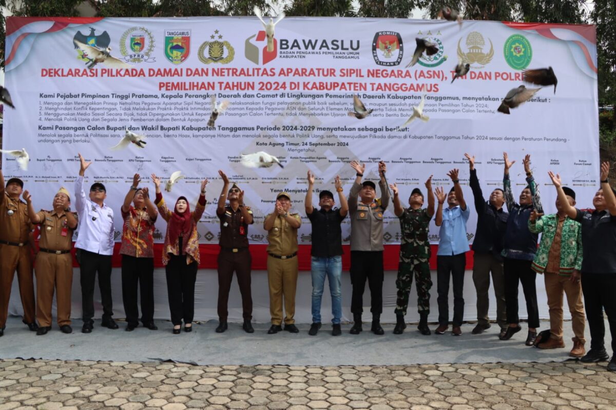 Pelepasan merpati saat gelaran Deklarasi Pilkada Damai dan Netralitas ASN, TNI, serta Polri Tahun 2024 yang berlangsung di lapangan Pemkab Tanggamus, Selasa, 24 September 2024 | Herdi/Media Prioritastv.com.