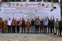 Pelepasan merpati saat gelaran Deklarasi Pilkada Damai dan Netralitas ASN, TNI, serta Polri Tahun 2024 yang berlangsung di lapangan Pemkab Tanggamus, Selasa, 24 September 2024 | Herdi/Media Prioritastv.com.