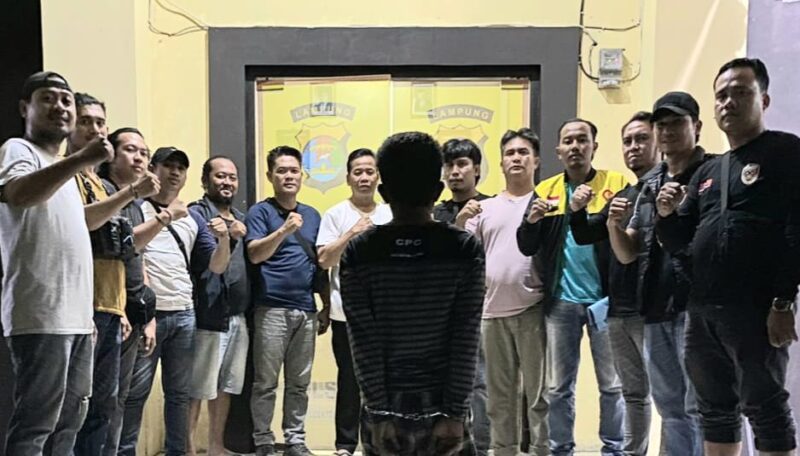 Tersangka Suhendri setelah diamankan dan dibawa ke Polsek Wonosobo, Tanggamus.