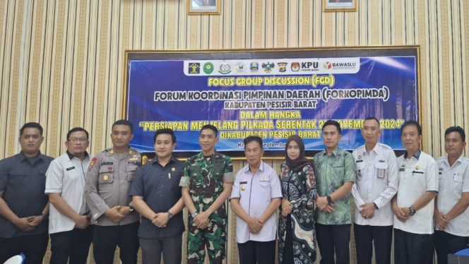 
 Dandim Lampung Barat, Letkol Inf. Rinto Wijaya saat menghadiri FGD di Kabupaten Pesisir Barat, Rabu 25 September 2024.