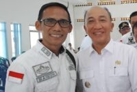 Kakon Kiluan Negeri Kelumbayan Tanggamus, Maimun saat foto bersama Pj Bupati Mulyari Irsan di GSG Islamic Center Kota Agung, Rabu 25 September 2024 | Herdi/Media Prioritastv.com.