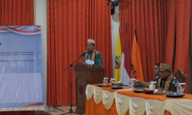 Pj Sekda Tanggamus Suadi saat memberikan sambutan dalam sosialisasi dan ikrar Kepala Pekon di GSG Gisting, Kamis 26 September 2024.