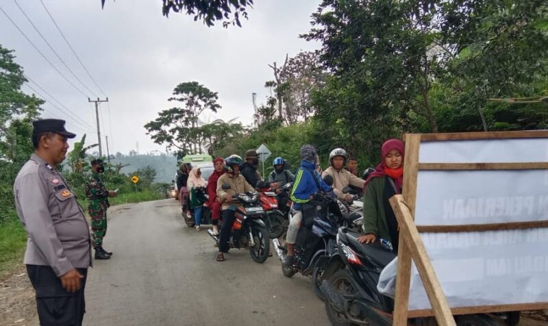 Pengamanan dan pengaturan arus lalu lintas di area perbaikan Jalan Longsor, Pekon Datarajan, Ulu Belu, Tanggamus, Kamis 26 September 2024.