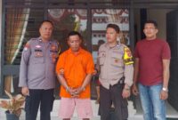 Tersangka Tormisi Saputra saat berada di Polsek Pagelaran Pringsewu.