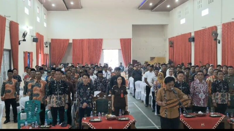 Sekretaris DPC Apdesi Tanggamus, Sumadi, saat membacakan ikrar Netralitas Kepala Pekon dalam Pilkada 2024 di GSG Gisting Bawah, Kamis 26 September 2024 | Asrul Ariski/Media Prioritastv.com.