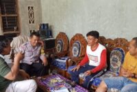 Anggota Polsek Pematang Sawa saat sambangi warga Pekon Tanjungan, Jumat 27 September 2024.