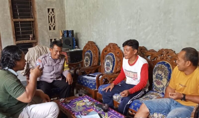 Anggota Polsek Pematang Sawa saat sambangi warga Pekon Tanjungan, Jumat 27 September 2024.