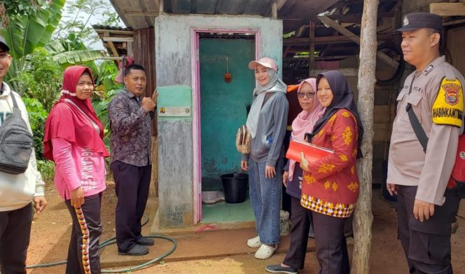 
 Bhabinkamtibmas Polsek Pematang Sawa Tanggamus saat menghadiri verifikasi ODF di Pekon Teluk Brak, Jumat 27 September 2024.