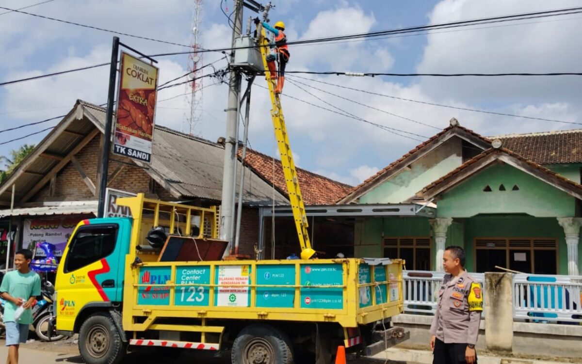 Perbaikan gardu listrik di Way Manak Pugung, Tanggamus, Jumat 27 September 2024.