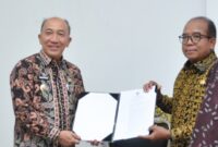 Dr. Ir. Mulyadi Irsan, M.T., saat menerima perpanjangan SK sebagai Penjabat (Pj) yang diserahkan oleh Pj. Gubernur Lampung, Dr. Drs. Samsudin S.H., M.H., M.Pd. di Mahan Agung, Provinsi Lampung, Jumat 27 September 2024.