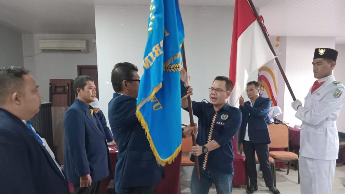 Joko Sulistiyo terpilih dan menerima pataka pada Konferensi Kabupaten VI PWI Pringsewu di Lantai 7 Urban Azana Hotel Pringsewu, Jumat (27/9/2024).