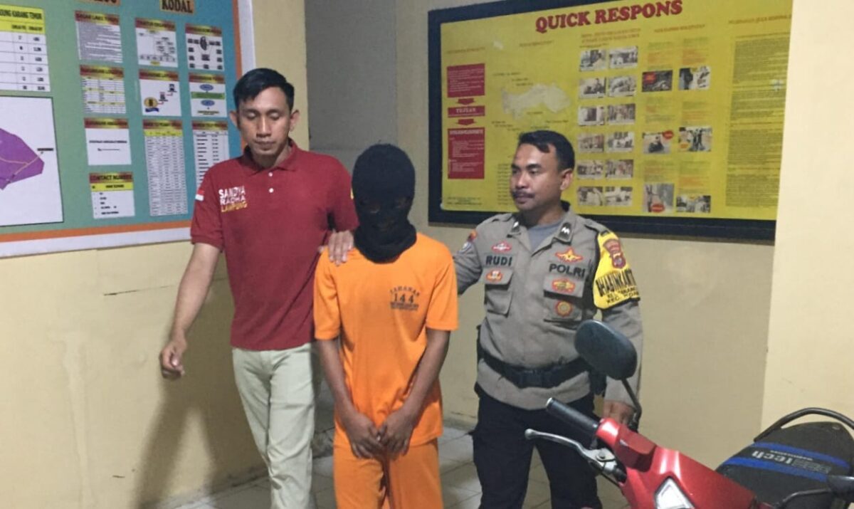 Tersangka saat digiring ke sel tahanan Polsek Tanjung Karang Timur, Jumat 27 September 2024.