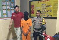Tersangka saat digiring ke sel tahanan Polsek Tanjung Karang Timur, Jumat 27 September 2024.