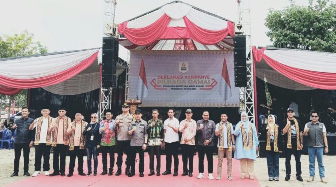 
 Foto bersama pasangan Calonkada Pringsewu dan Forkopimda usai deklrasi damai, Sabtu 28 September 2024.