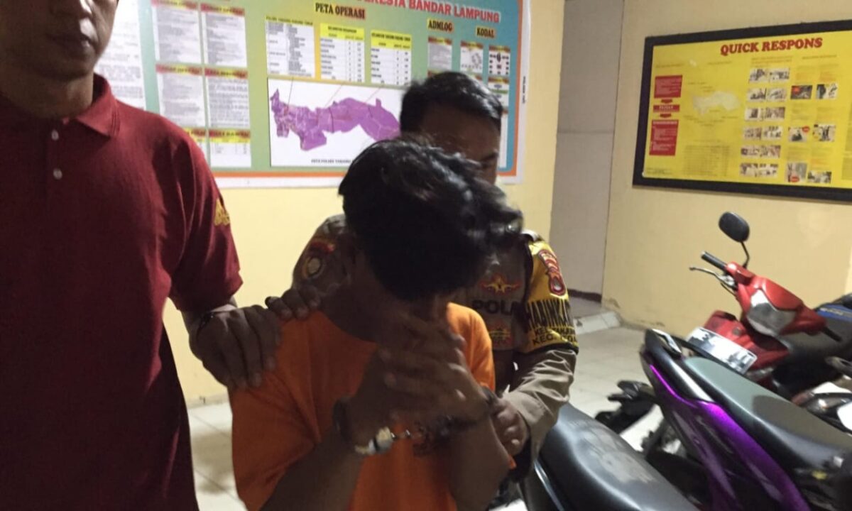 Tersangka DI saat digiring ke sel tahanan Polresta Bandar Lampung, Sabtu 28 September 2024.