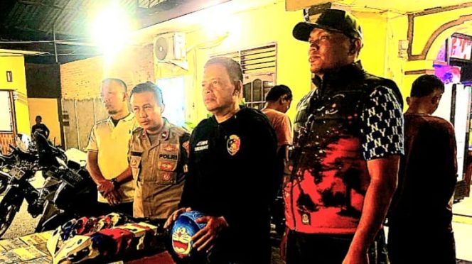 
					Kapolsek Sukarame Bandar Lampung Kompol M. Rohmawan saat memberikan keterangan pers kepada awak media di Mapolsek setempat, Sabtu 28 September 2024, malam.