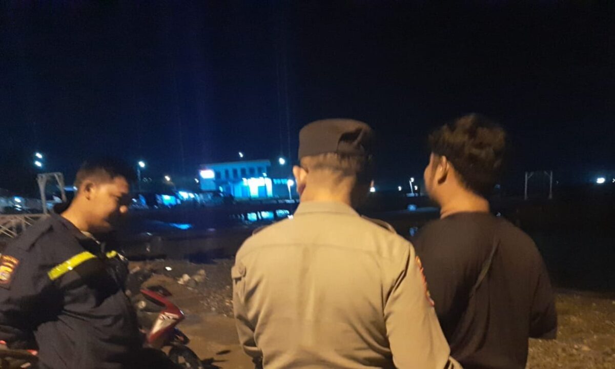 Pemeriksaan pemuda nongkrong di pelabuhan dermaga 2 Kota Agung, Tanggamus, Minggu 29 September 2024, malam.