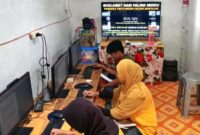Peserta sedang praktik komputer di Taman Baca Anjung Pintar Sukabanjar Tanggamus.