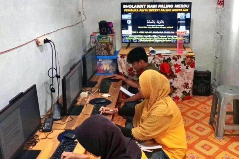 Peserta sedang praktik komputer di Taman Baca Anjung Pintar Sukabanjar Tanggamus.