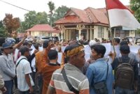 Aksi massa Pekat IB di Inspektorat Tanggamus, Senin 30 September 2024.