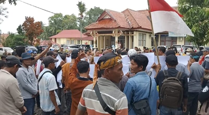Aksi massa Pekat IB di Inspektorat Tanggamus, Senin 30 September 2024.