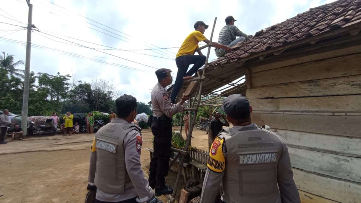 Polisi bersama warga saat memperbaiki atap rumah paska diterjang puting beliunh di Tulang Bawang Barat, Lampung, Senin 30 September 2024.