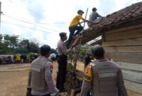 Polisi bersama warga saat memperbaiki atap rumah paska diterjang puting beliunh di Tulang Bawang Barat, Lampung, Senin 30 September 2024.