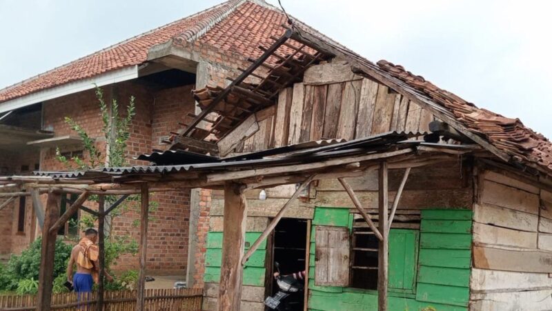Rumah warga terdampak angin puting beliung di Tiyuh Gunung Katun, Kecamatan Tulang Bawang Udik, Kabupaten Tulang Bawang Barat, Lampung, Minggu 29 September 2024.
