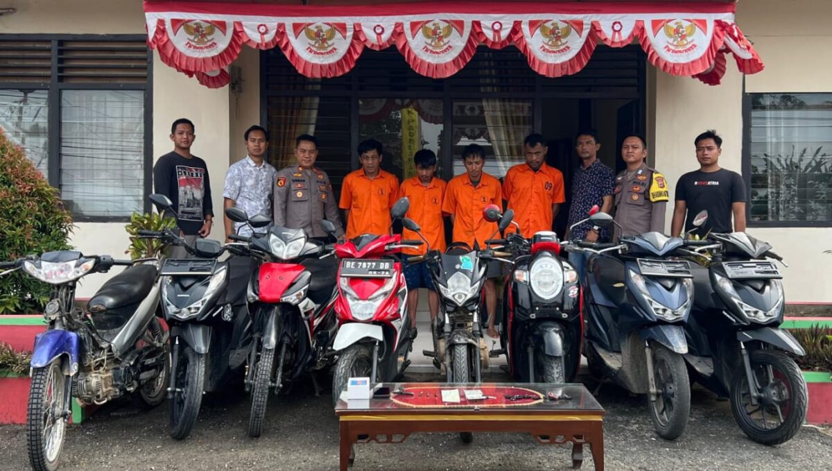 Keempat tersangka yang diamankan di Polsek Pagelaran, Pringsewu, Senin 30 September 2024.