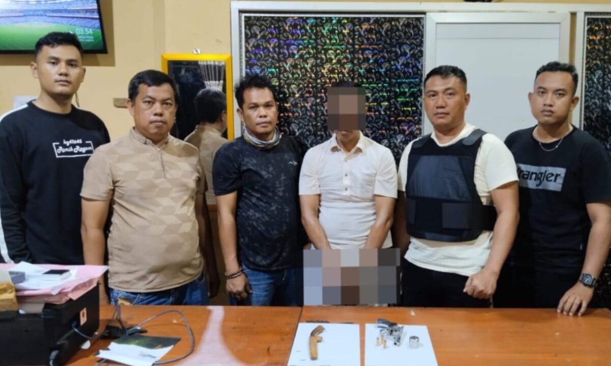 Tersangka kepemilikan senjata api yang diamankan polisi di Way Kanan, Minggu 29 September 2024.