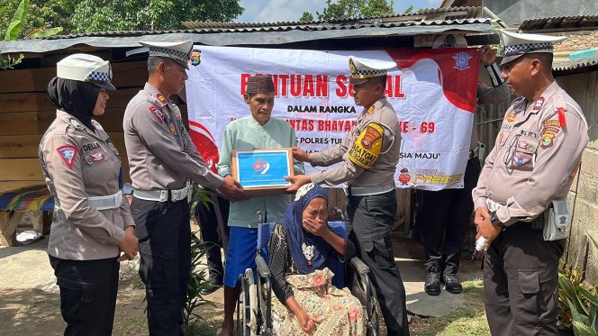 
 Sambut HUT Lalu Lintas Bhayangkara Ke-69, Polres Tulang Bawang Gelar Baksos di Dua Lokasi Berbeda