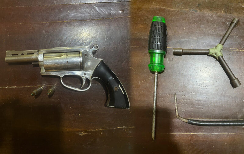 Barang bukti senpi rakitan yang diamankan polisi, Rabu 4 September 2024 | Dok. Polres Tulang Bawang.