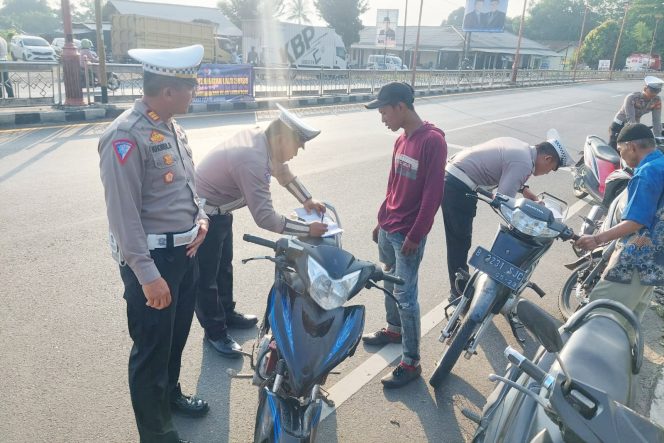 
 Satlantas Polres Tulang Bawang Gelar Razia Gabungan di Jalintim Tugu Garuda, AKP Khoirul: 50 Pelanggar Ditilang