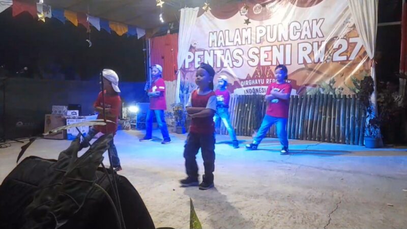 Penampilan anak-anak pada puncak HUT ke 79 RI di RW 27 Perumahan Gading Junti Asri, Katapang Bandung, Sabtu 31 Agustus 2024 | D.Rusdi/Media Prioritastv.com.