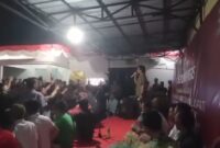 Massa pendukung Dawam Raharjo - Ketut Irawan di KPU Lampung Timur, Rabu 4 September 2024, malam.