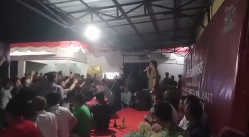 Massa pendukung Dawam Raharjo - Ketut Irawan di KPU Lampung Timur, Rabu 4 September 2024, malam.