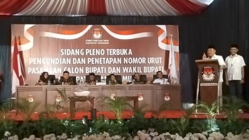 Calon Bupati Tanggamus Saleh Asnawi saat menyampaikan pidato usai pengundian nomor urut di KPU Tanggamus, Senin 23 September 2024 | Herdi/Media Prioritastv.com.