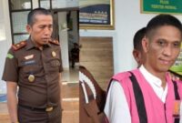 (Kiri) Kacabjari Talang Padang Topo Dawawulan saat memberikan keterangan kepada awak media. (Kanan) saat  Fitra Yunistiawan, tersangka atas dugaan Tipikor dana desa (DD) tahun anggaran 2020 saat digelandang petugas Rabu 18 September 2024, lalu.