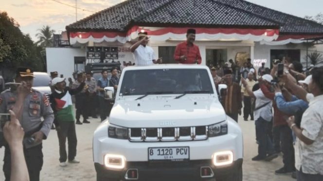 Pasangan Dawam - Ketut saat meninggalkan KPU Lampung Timur usai melengkapi persyaratan Cakada, Kamis 12 September 2024.