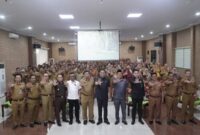 Narasumber dan peserta sosialisasi Saber Pungli Pringsewu saat foto bersama, Selasa 10 September 2024.