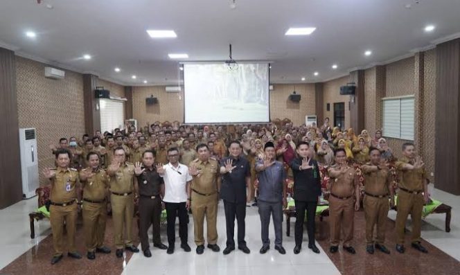 Narasumber dan peserta sosialisasi Saber Pungli Pringsewu saat foto bersama, Selasa 10 September 2024.