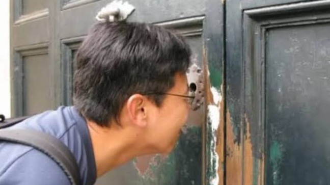 Ilustrasi Ngintip Orang Mandi.